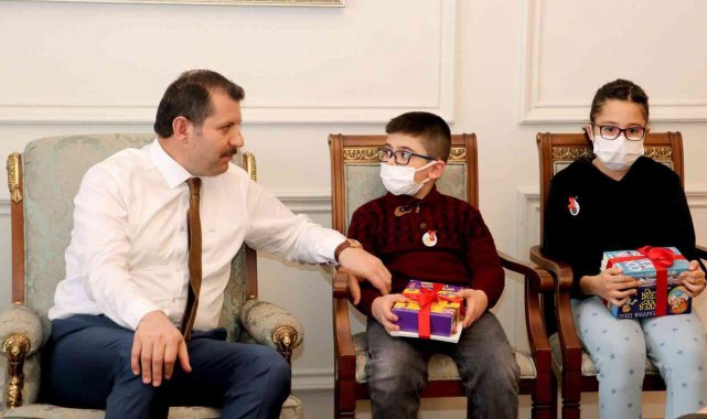 Vali Ayhan&#039;dan kitap kurtlarına hediye