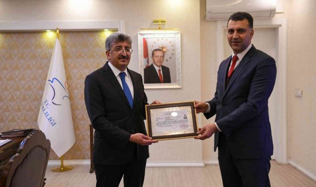 Vali Bilmez&#039;den Kaymakam Savar&#039;a başarı belgesi