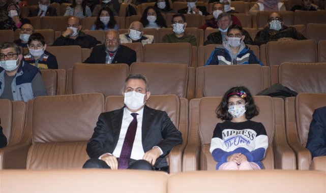 Vali Elban çocuklar ile &quot;Kesişme: İyi ki Varsın Eren&quot; filmini izledi