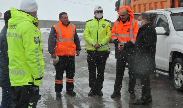 Vali Işık, karla mücadele eden ekipleri ziyaret etti