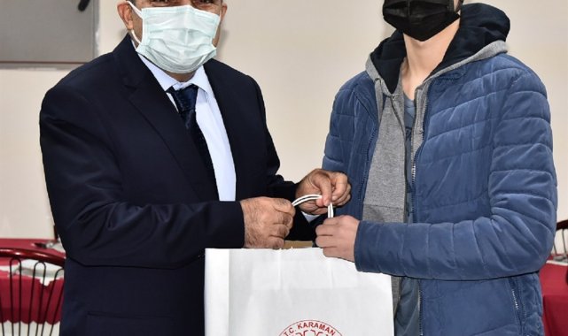 Vali Işık&#039;tan futbolculara malzeme dağıtımı