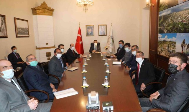 Vali Öksüz muhtarlarla buluştu