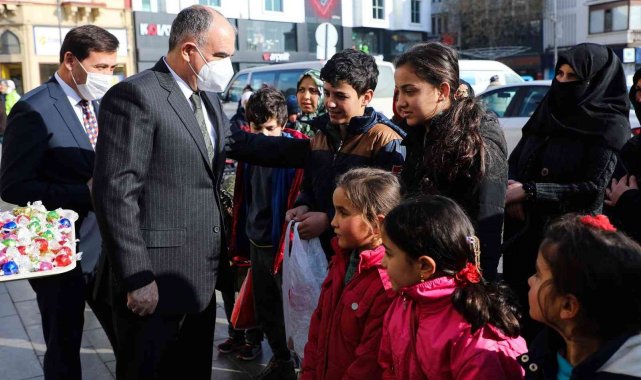 Vali Özkan çocuklara şivlilik dağıttı