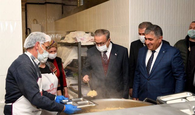 Vali Su, Tarsus&#039;ta Hızır Lokması dağıtım etkinliğine katıldı