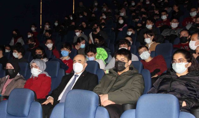 Vali ve öğrenciler 'Malazgirt 1071' filmini izledi