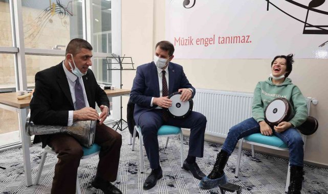 Vali yürekleri ısıttı, engellilerle darbuka çalıp şarkılar söyledi