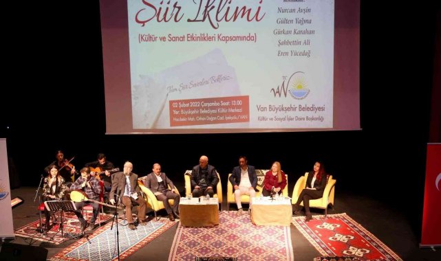 Van Büyükşehir Belediyesinin şiir dinletisine yoğun ilgi