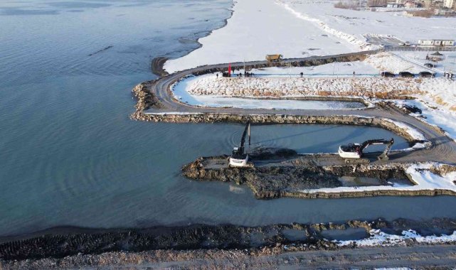 Van Gölü&#039;nden 70 bin metreküp balçık ve çamur çıkartıldı