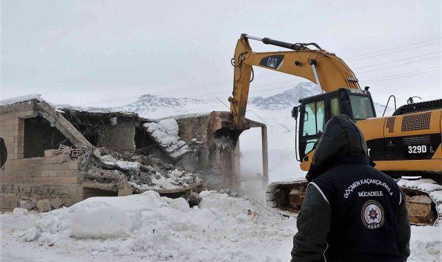 Van'da göçmenlerin barındığı şok evler yıktırıldı