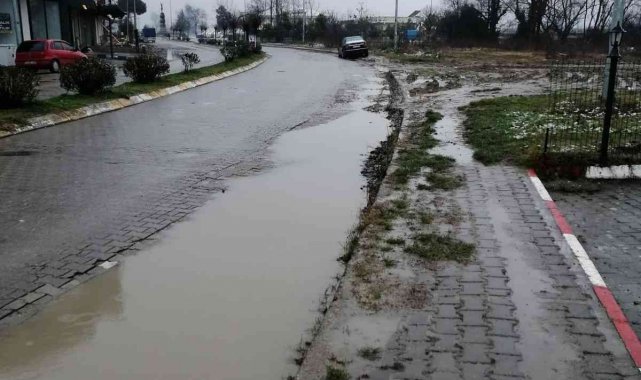 Vatandaş çamurlu yol tepkisine başkandan, &#039;Oradan yürümek zorunda olmadığınızı şimdilik siz de biliyorsunuz&#039; yanıtı