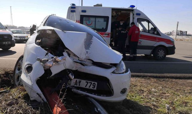 Virajı alamayan otomobil önce direğe sonra bahçe tellerine çarptı