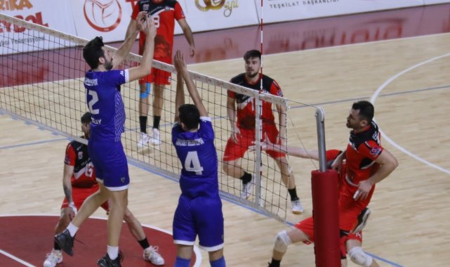 Voleybol 2. Lig Erkekler Yarı Final maçları Sivas'ta başladı