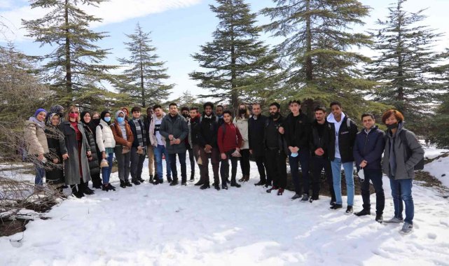 Yabancı uyruklu öğrenciler hayvanlar için doğaya yem bıraktı