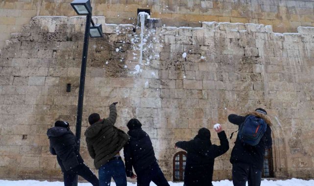 Yağan karı eğlenceye dönüştürdüler