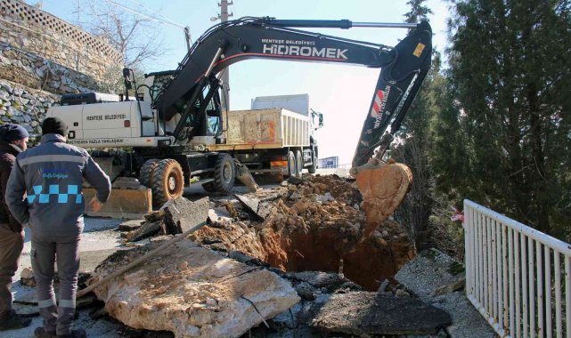 Yağışlar sonrası mahalle yolun bir bölümü çöktü