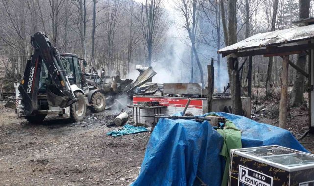 Yalova Kent Ormanı&#039;ndaki ahşap işletme yanarak kül oldu