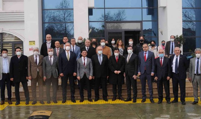 Yalova'da erişebilir belgesi alan kurumlara bayrakları teslim edildi