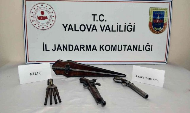 Yalova'da tarihi tabanca ve kılıç ele geçirildi
