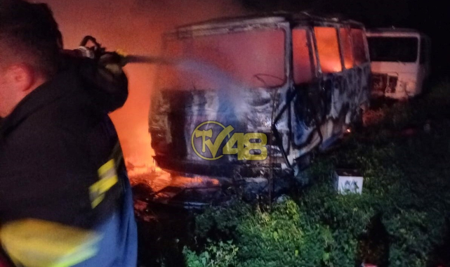 Yanan minibüste alevlerin arasında kalarak can verdi