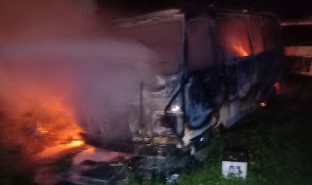 Yanan minibüste alevlerin arasında kalarak can verdi