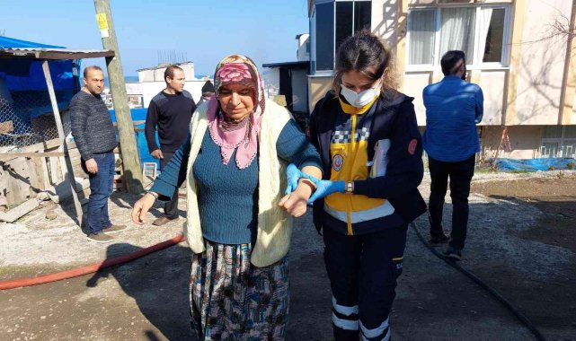 Yangında polisler yaşlı kadını ölümden kurtardı