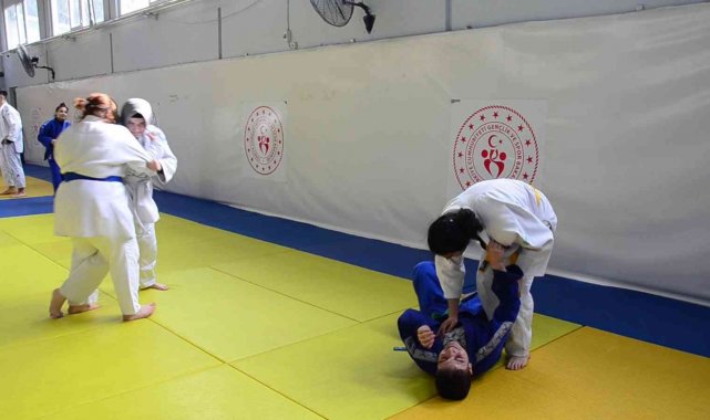 Yaşadığı zorluklardan ders çıkardı, görme engellilere umut oldu