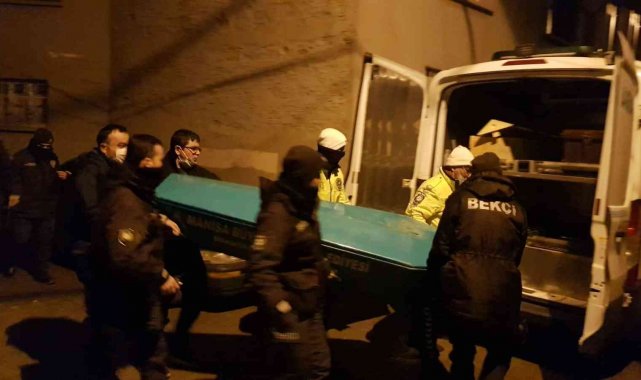 Yaşlı adam evin bahçesinde iple kendini astı