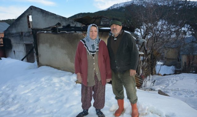 Yaşlı çift yanan evleri için Bakan Kurum'dan yardım bekliyor