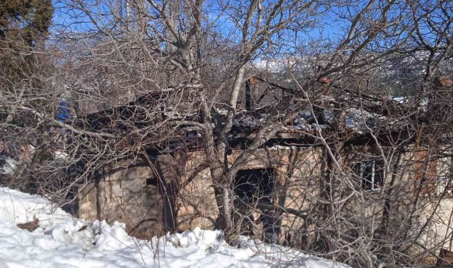 Yaşlı çiftin evi kış gününde küle döndü