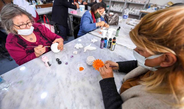 Yaşlılar, Büyükşehir Belediyesinin El Sanatları Atölyesinde üretiyor