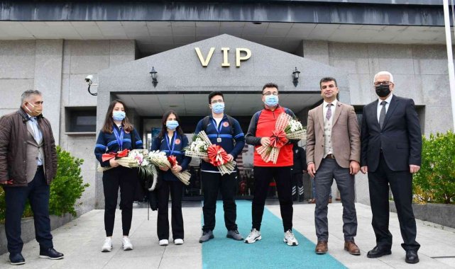 Yatağan'ın dünya rekortmeni okçuları çiçeklerle karşılandı