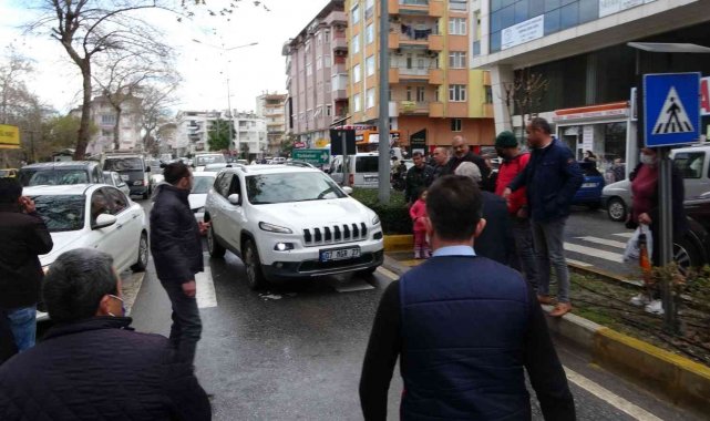 Yaya geçidine park edip kazaya davetiye çıkardı