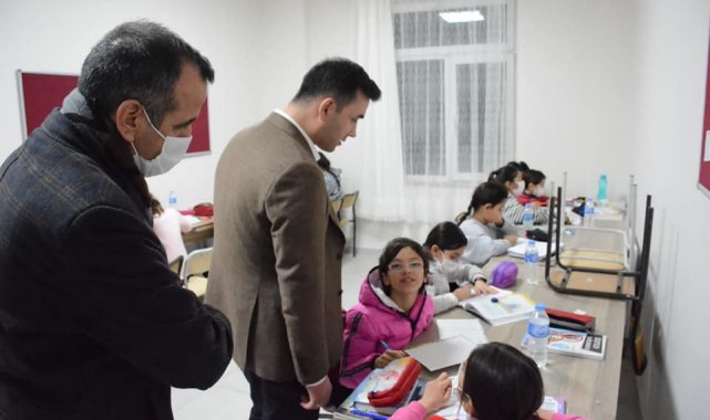 Yedisu Kaymakamı Kaya, öğrencilerle vakit geçirdi