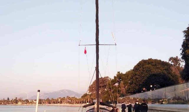 Yelkenli teknede 111 göçmen yakalandı