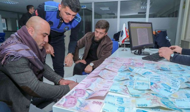 Yerde bulduğu 11 bin 900 TL'yi sahibine ulaştırdı