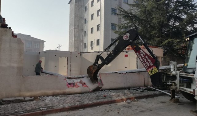 Yıkım çalışmaları sürüyor