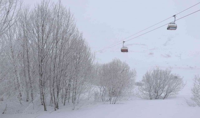 Yıldız Dağı'nda kar kalınlığı 1,5 metre oldu, kartpostallık görüntüler oluştu