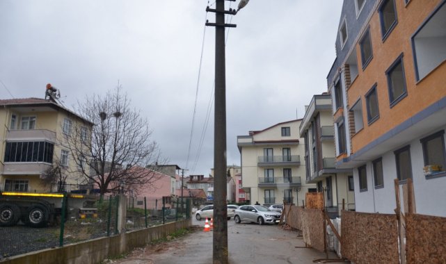 Yol ortasındaki direk şaşkına çeviriyor