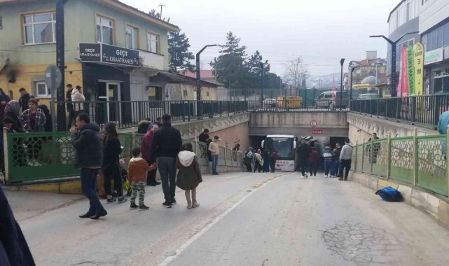 Yolcu otobüsü alt geçitte sıkıştı, ekipler seferber oldu