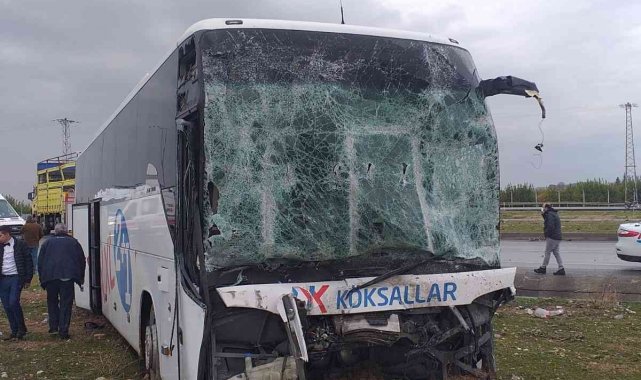 Yolcu otobüsü kamyona çarptı: 9 yaralı