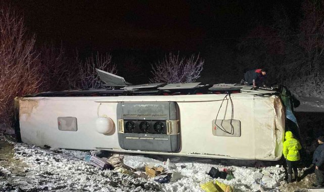 Yolcu otobüsü şarampole devrildi: 15 yaralı