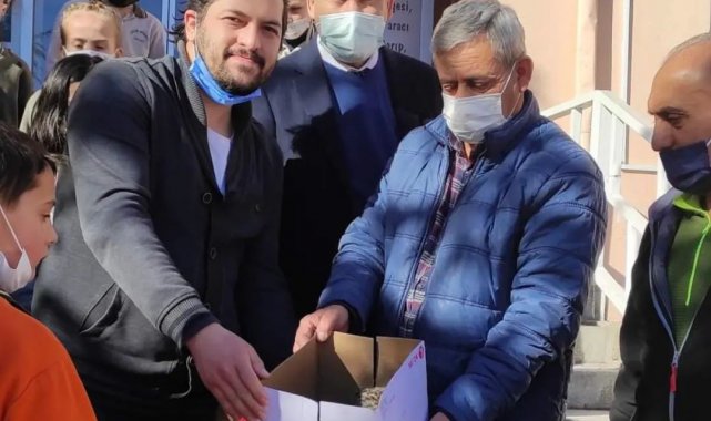 Yolda bulduğu yavru baykuşu elleriyle besledi