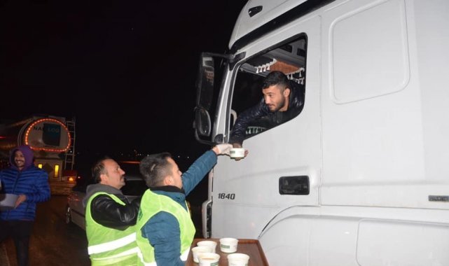 Yolda mahsur kalanlara çorba ikram edildi