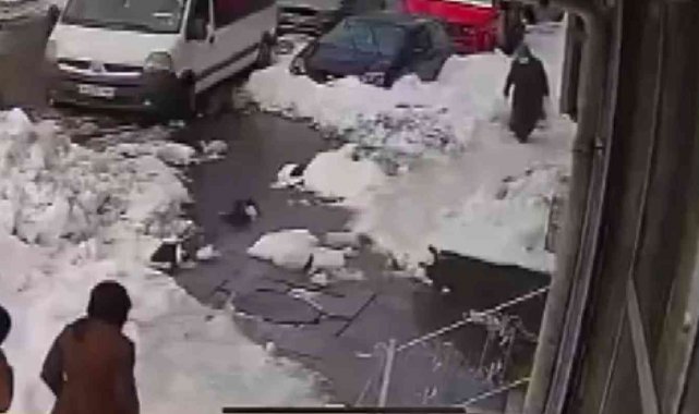 Yolda yürüyen kadının kafasına kar kütlesi düştü