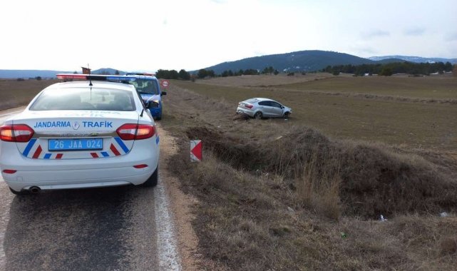 Yoldan çıkan araçtaki 3 kişi yaralandı