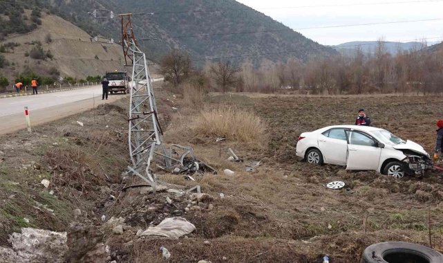 Yoldan çıkan otomobil elektrik direğine çarparak tarlaya uçtu: 4 yaralı