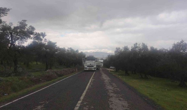 Yoldan çıkan tır trafiği kapattı