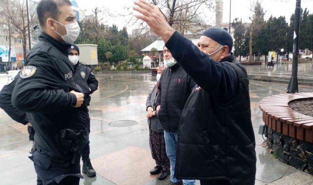 Yolunu kaybeden yaşlı adama polis şefkati