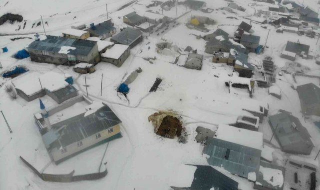 Yüksek kesimlerde evler kar altında kaldı