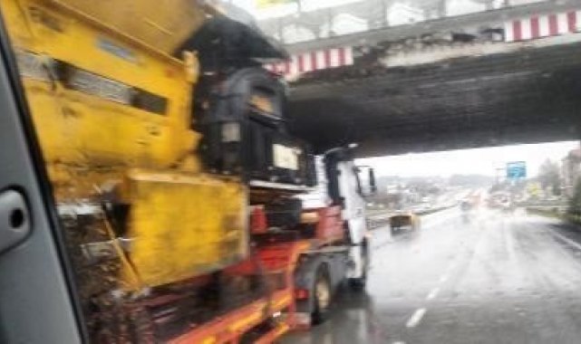 Yüksekliği hesaplayamayınca beton üst geçide çarptı